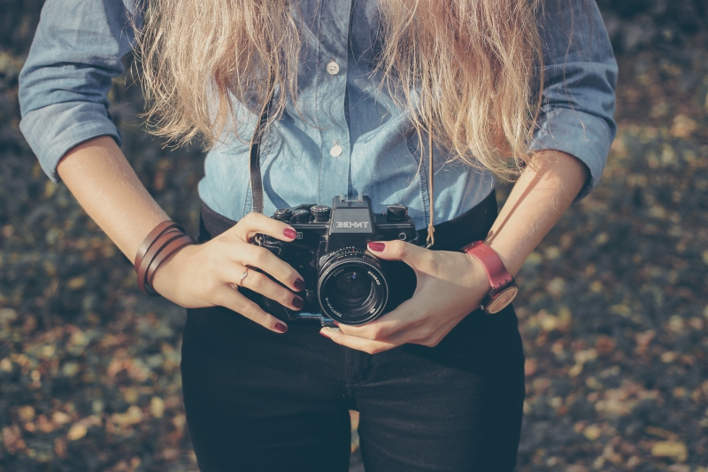 photographe-PEILLE-min_hand-person-girl-woman-camera-photography-614-pxhere.com